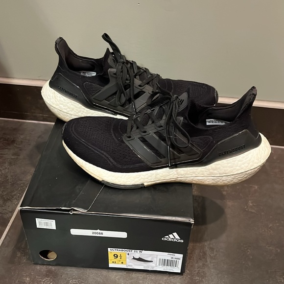 Adidas Ultraboost Women’s Size 9 1/2 in preowned good condition - Picture 6 of 7